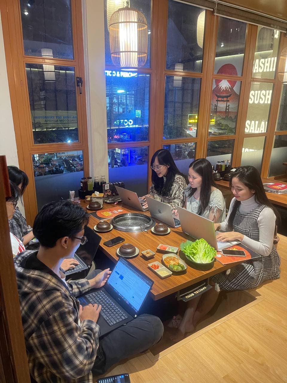 Khi bạn được công ty tài trợ Voucher ăn uống nhưng bạn là Team DM 🤡